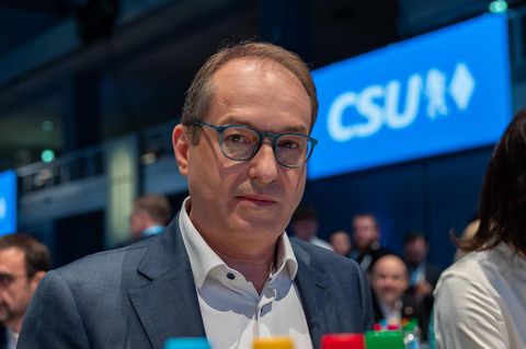 Alexander Dobrindt sitzt auf dem kleinen Parteitag der CSU in München