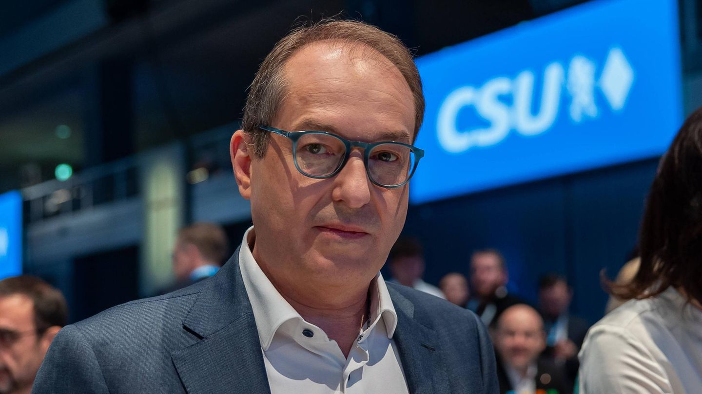Alexander Dobrindt sitzt auf dem kleinen Parteitag der CSU in München