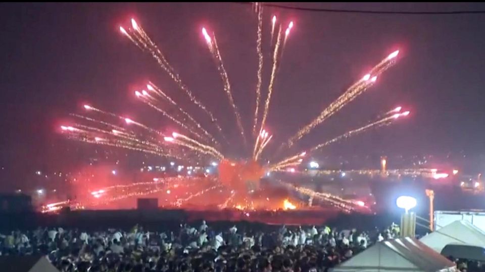 Schiffe geraten bei Feuerwerk-Spektakel in Brand – Crew rettet sich über Bord Schiffe geraten bei Feuerwerk-Spektakel in Brand – Crew rettet sich über Bord