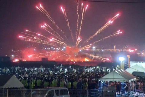 Schiffe geraten bei Feuerwerk-Spektakel in Brand – Crew rettet sich über Bord