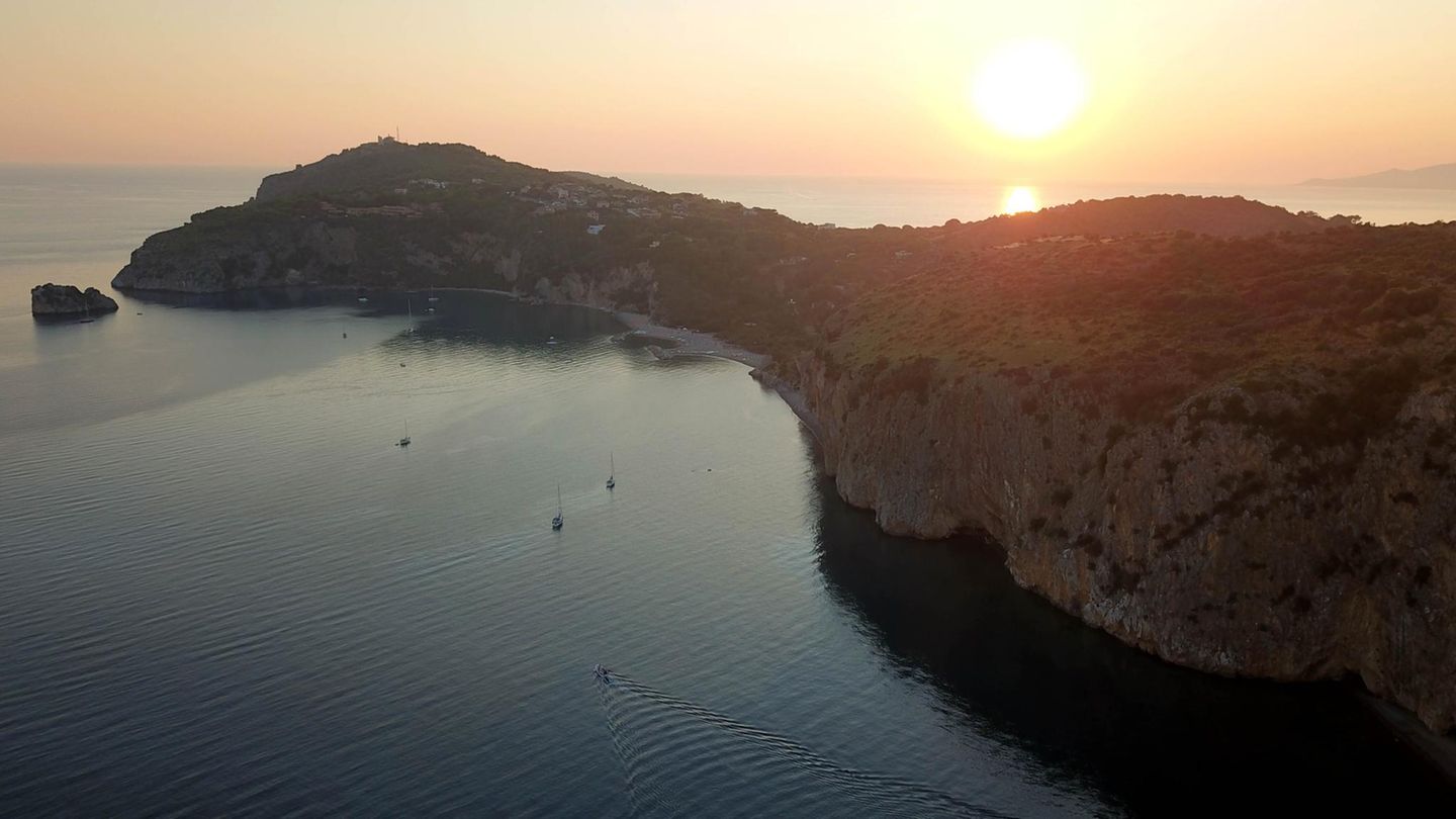 Baia del Buon Dormire im Sonnenuntergang