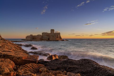 Blick auf die Festung Le Castella in Isola di Capo Rizzuto bei Sonnenuntergang