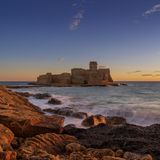 Blick auf die Festung Le Castella in Isola di Capo Rizzuto bei Sonnenuntergang