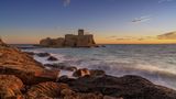 Blick auf die Festung Le Castella in Isola di Capo Rizzuto bei Sonnenuntergang