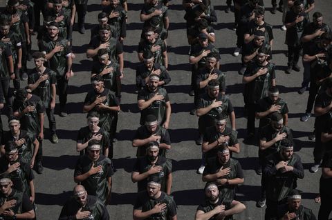 Hisbollah-Anhänger bei einem Marsch zur Erinnerung an die Schlacht von Karbala im 7. Jahrhundert