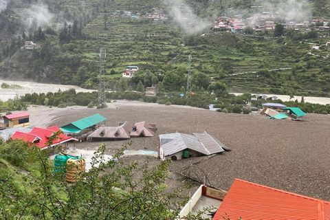 Nach heftigem Monsunregen ist von dem Dorf Dharali in Indien kaum etwas übrig geblieben
