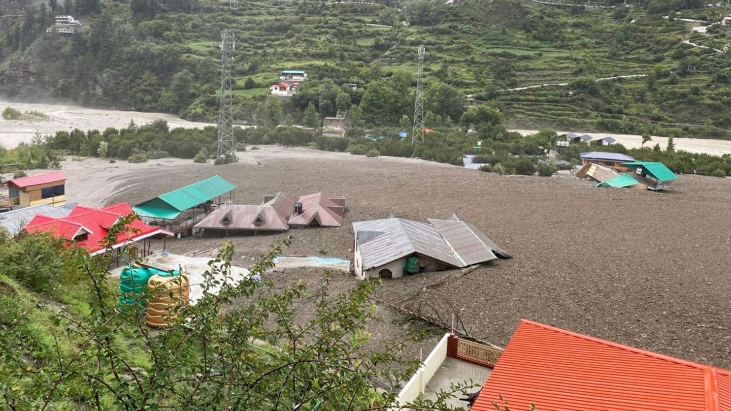 Nach heftigem Monsunregen ist von dem Dorf Dharali in Indien kaum etwas übrig geblieben