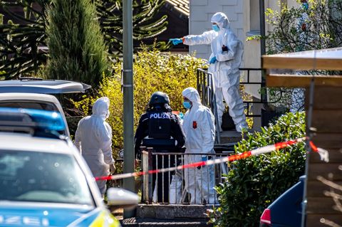 Spurensicherung und Polizei arbeiten in Weitefeld im Westerwald