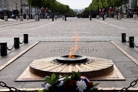 An dieser ewigen Flamme in Paris hat sich ein Mann seine Zigarette angezündet