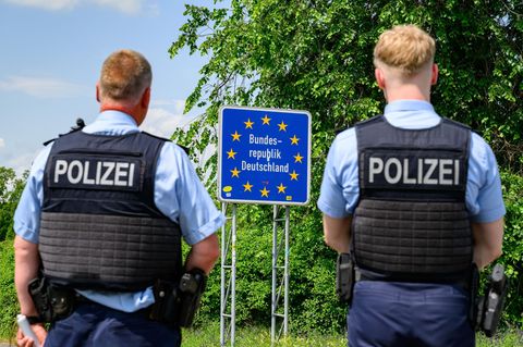 Bundespolizisten bei der Grenzkontrolle am deutsch-polnischen Übergang von Küstrin-Kietz