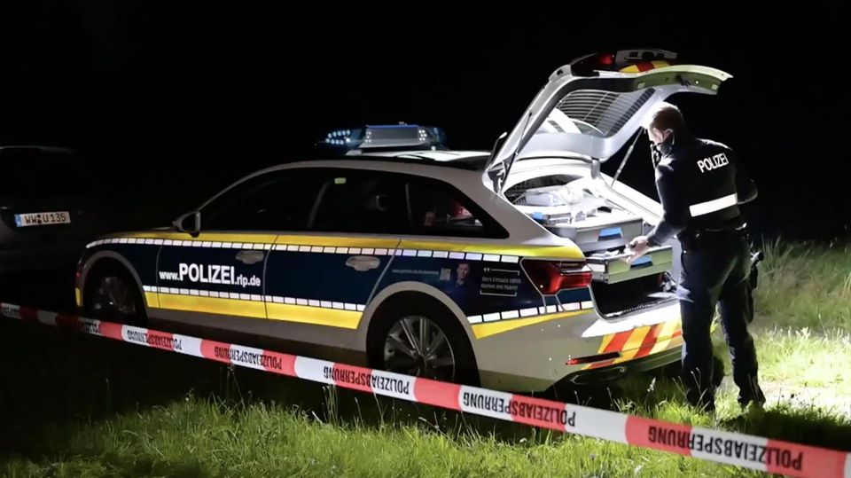 Leichenfund im Westerwald rollt Fall neu auf Ein Polizeiwagen am Ort der gefundenen Leiche