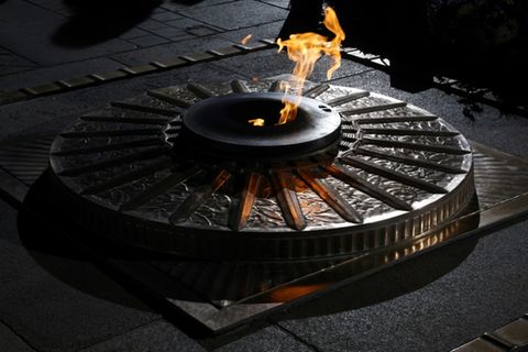 Die ewige Flamme auf dem Grabmahl des unbekannten Soldaten in Paris