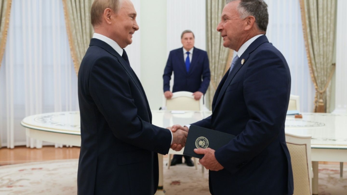 Putin (l.) empfängt Witkoff