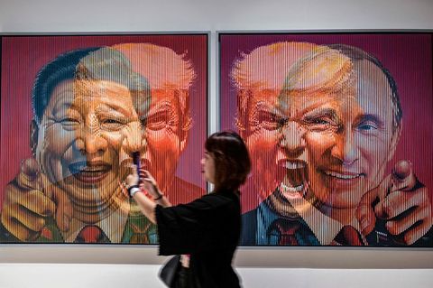 Wladimir Putin (r.) und der chinesische Präsident Xi Jinping verärgern Donald Trump in dieser Kunstinstallation in Indonesien