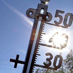 Ein Thermometer als Symbolfoto fürs Wetter
