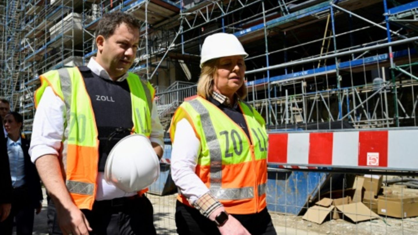 Minister mit Helm Minister mit Helm