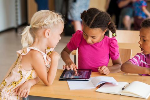 Zwei Schülerinnen mit einem Tablet