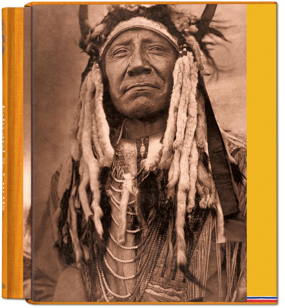 Bildband: "The North American Indian" von Edward S. Curtis (Fotograf) und Peter Walther (Autor), Taschen Verlag, 696 Seiten in Englisch, Deutsch, Französisch, im Schuber, 100 Euro, hier bestellbar. "The North American Indian" von Edward S. Curtis (Fotograf) und Peter Walther (Autor), Taschen Verlag, 696 Seiten in Englisch, Deutsch, Französisch, im Schuber, 100 Euro, hier bestellbar.