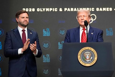 Trumps Vize J.D. Vance applaudiert dem US-Präsidenten bei einer Rede