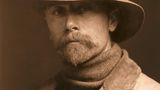 Edward Curtis mit Hut, Bärtchen und Schnauzbart