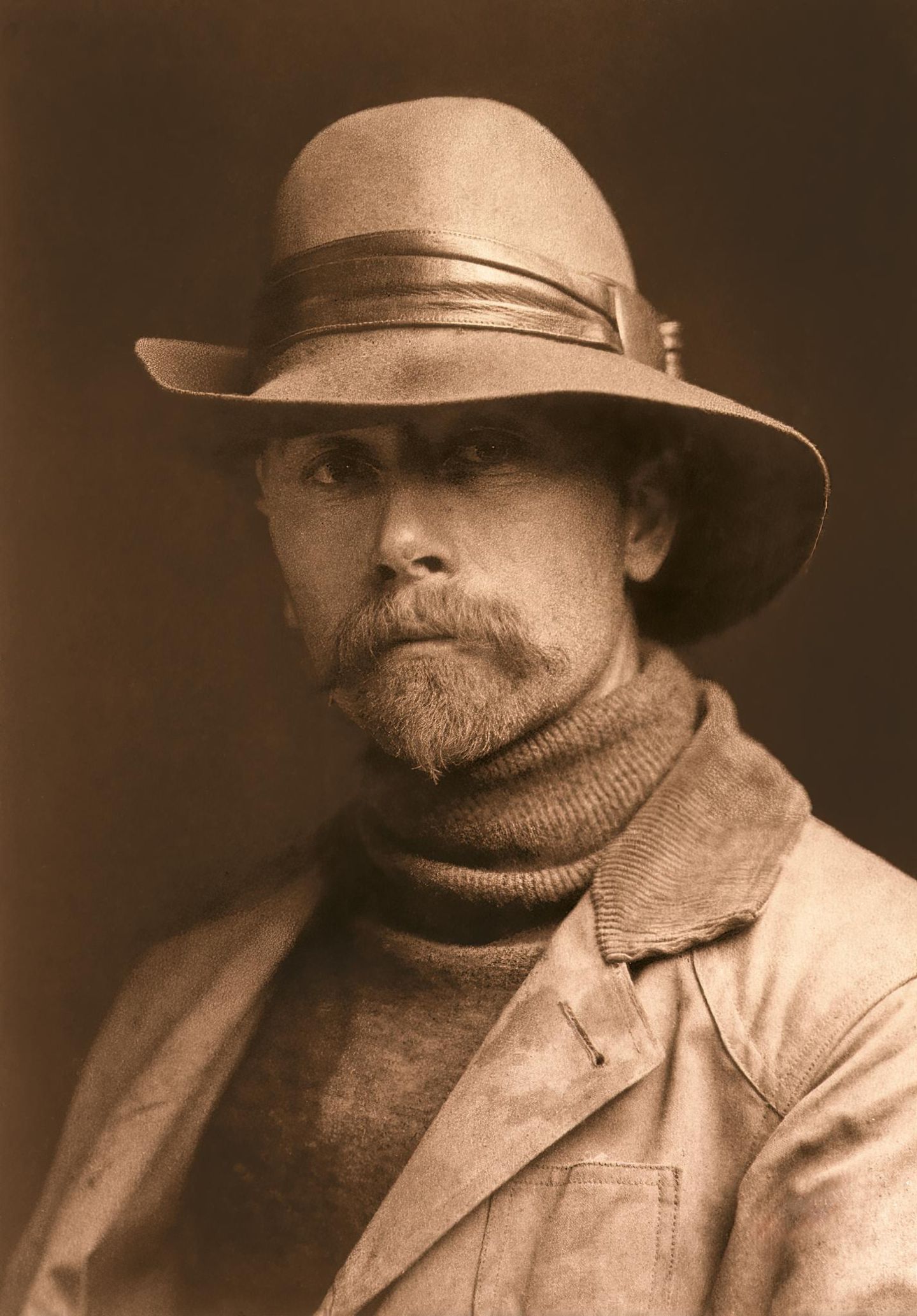Edward Curtis mit Hut, Bärtchen und Schnauzbart