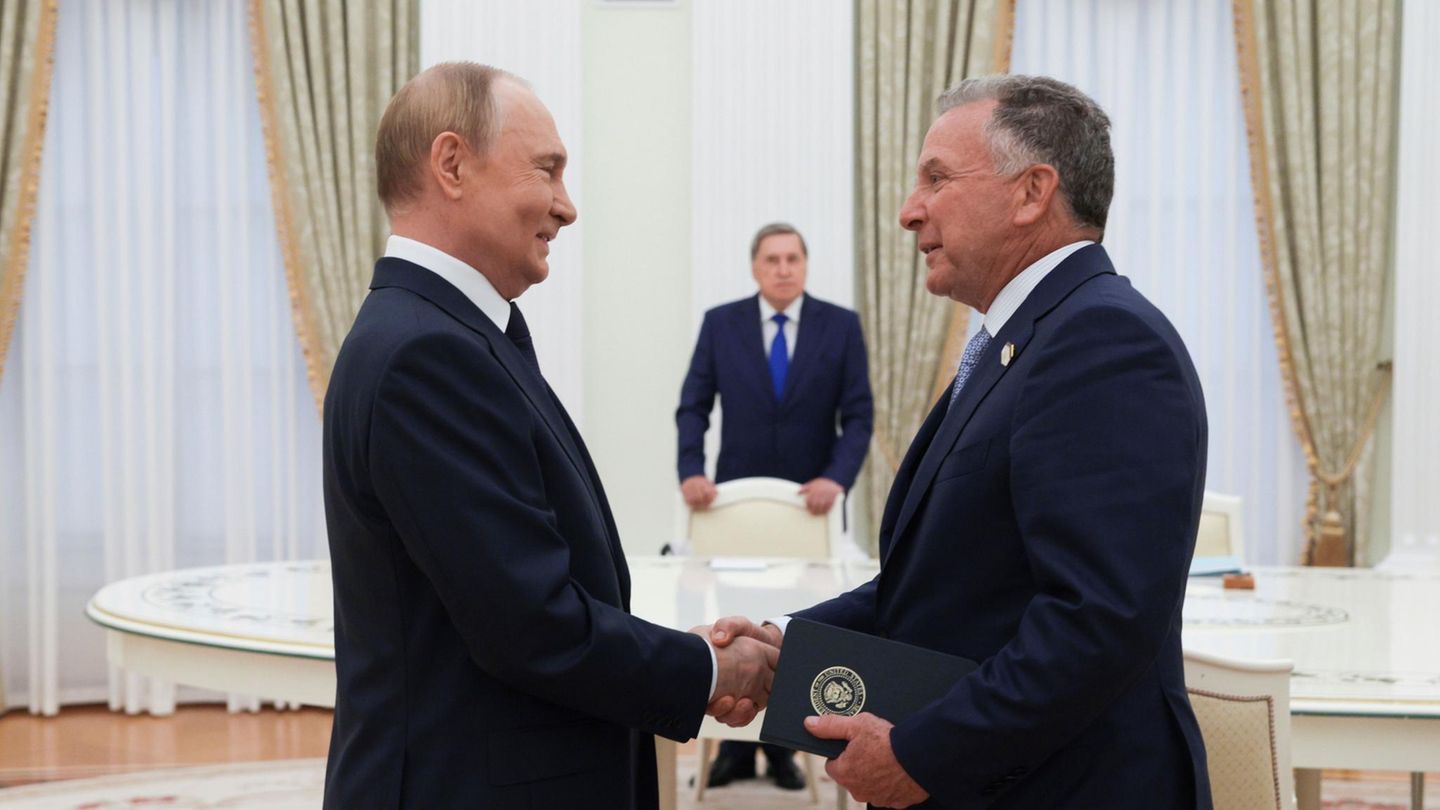 Donald Trump’s envoy negotiates for hours with Putin in Moscow