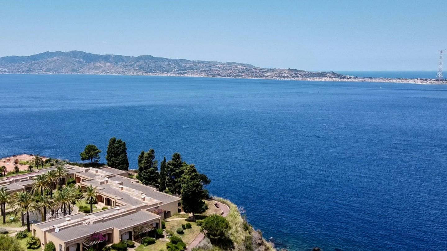 Blick über das Meer zwischen Sizilien und dem Festland