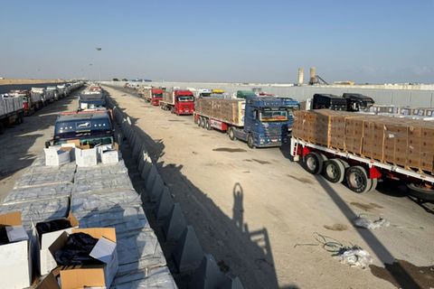 Lastwagen mit Hilfsgütern für den Gazastreifen