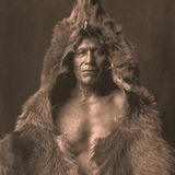 Ein Angehöriger der Arikara in einem Bärenfell