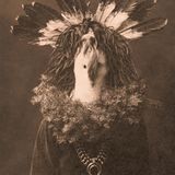 Ein Navajo in einem Bestattungskostüm