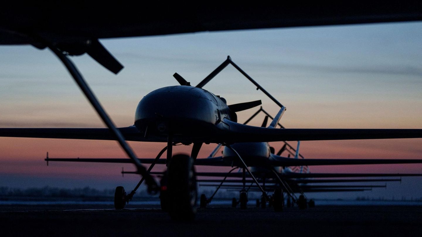 Langstreckendrohnen des Typs An-196 Ljutyj stehen vor dem Start an einem ungenannten Ort in der Ukraine. Das System wurde im Jahr 2023 in der Ukraine entwickelt