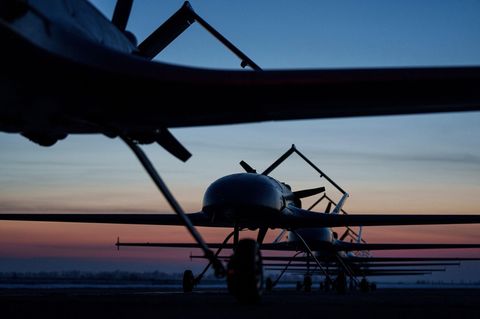 Langstreckendrohnen des Typs An-196 Ljutyj stehen vor dem Start an einem ungenannten Ort in der Ukraine. Das System wurde im Jahr 2023 in der Ukraine entwickelt