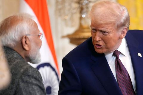Donald Trump spricht mit dem indischen Premierminister Narendra Modi