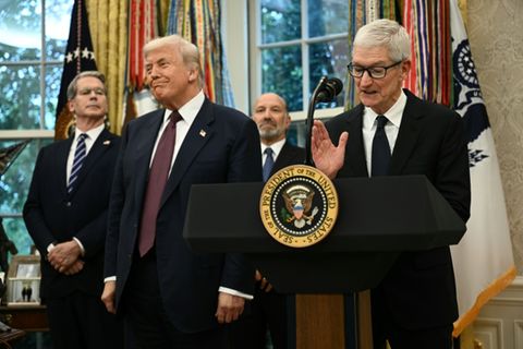 Trump und Apple-Chef Cook (re.)