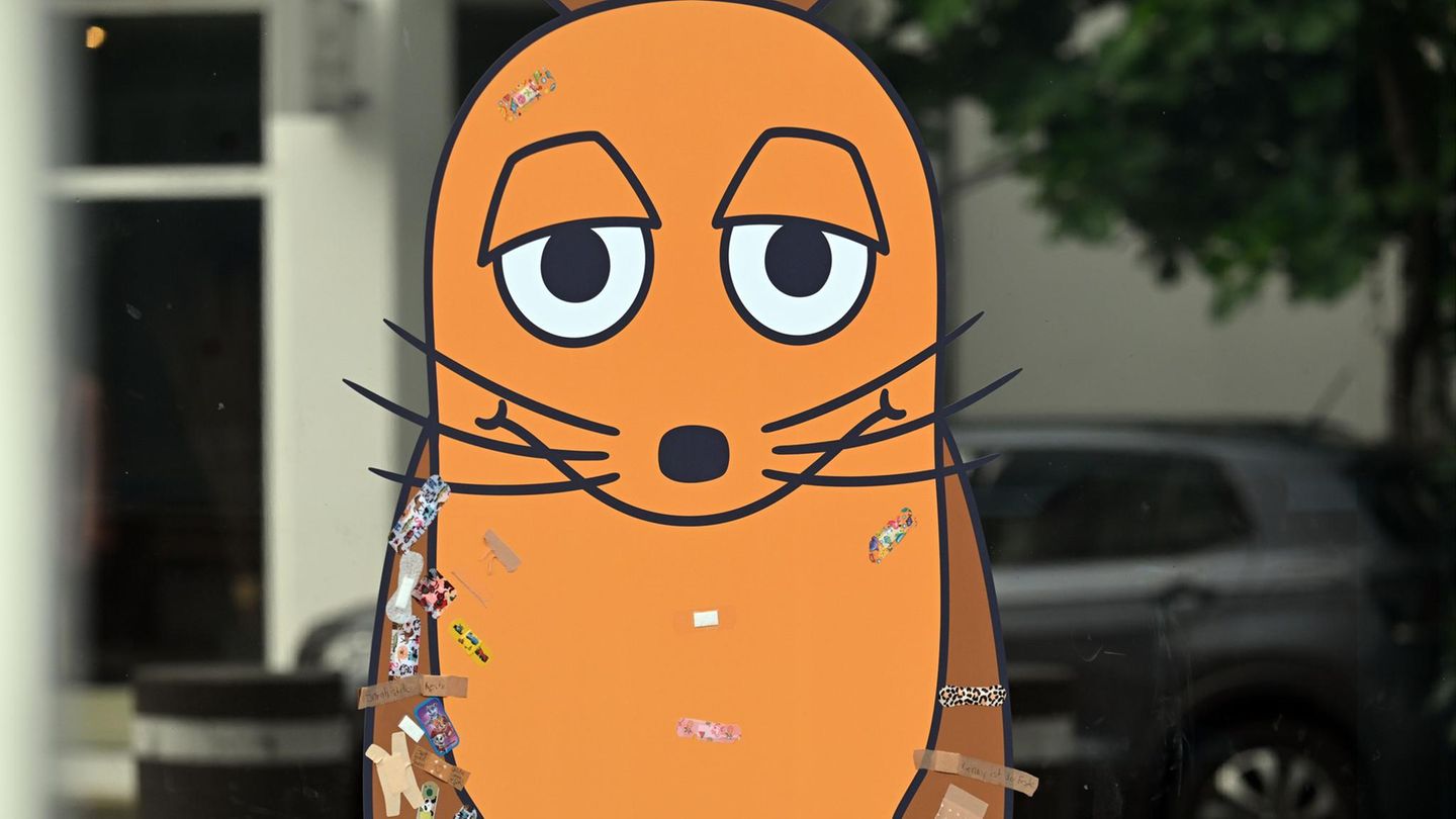 Pflaster sind auf einen Maus-Aufkleber an einem WDR-Gebäude geklebt