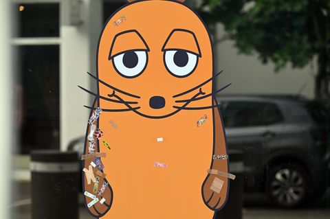 Pflaster sind auf einen Maus-Aufkleber an einem WDR-Gebäude geklebt