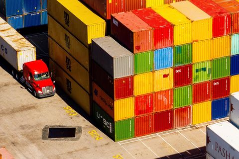 Frachtcontainer stapeln sich auf einem Verladeterminal im Hafen von Oakland
