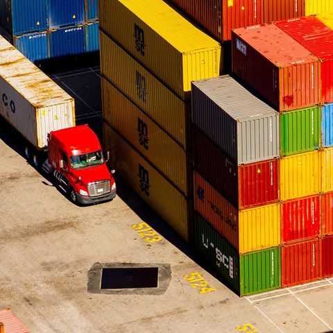 Frachtcontainer stapeln sich auf einem Verladeterminal im Hafen von Oakland