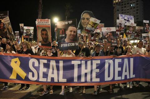 Menschen protestieren vor der US-Botschaft in Tel Aviv für die sofortige Freilassung der von der Hamas festgehaltenen Geiseln