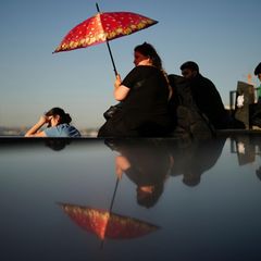 Eine Frau schützt sich an einem heißen Julitag in Istanbul vor der Sonne