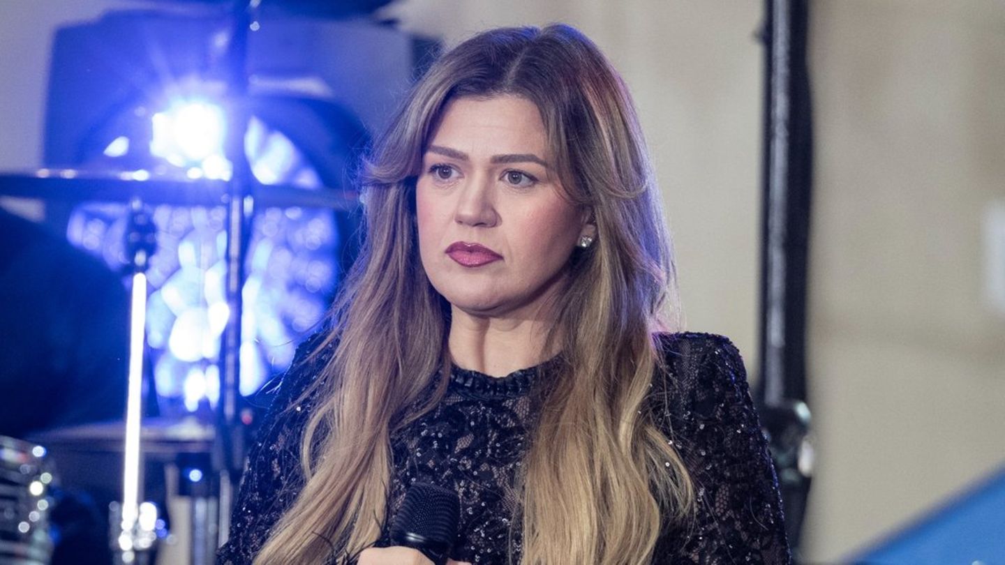 Your ex-husband is ill: pop star Kelly Clarkson says Vegas shows