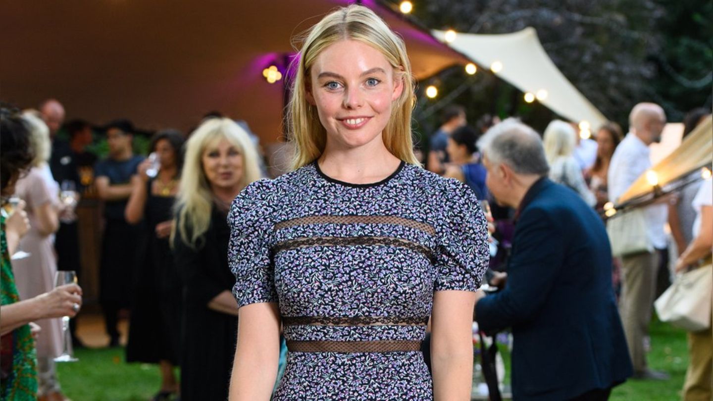 Nell Hudson: “Outlander” star brings the first baby to the world