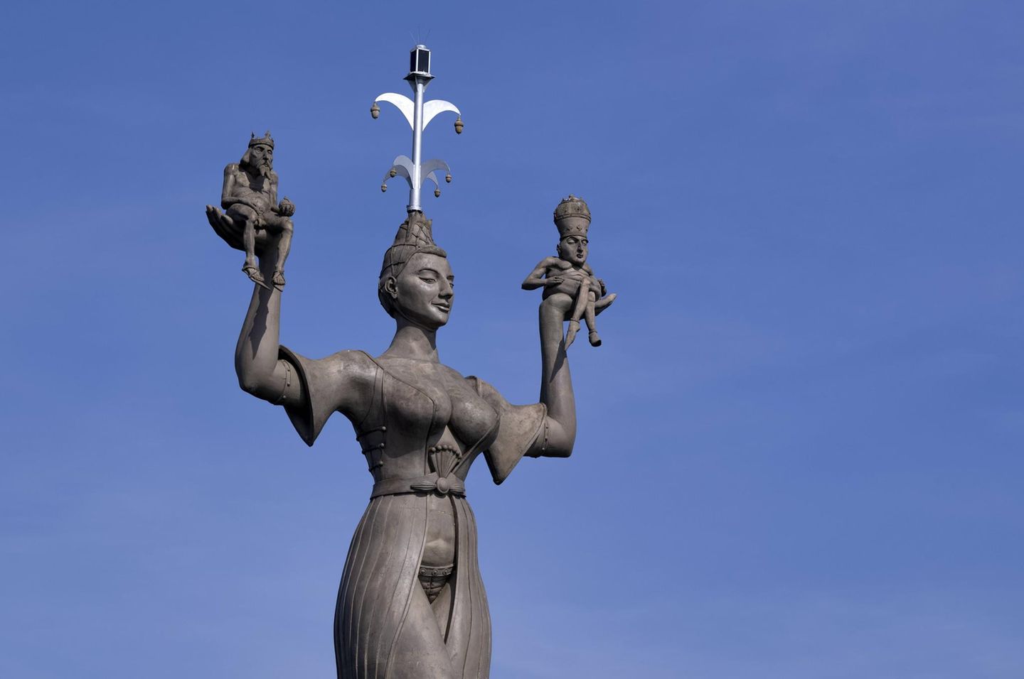 "Imperia", Konstanz Mit der "Imperia" hat der Bildhauer Peter Lenk der Stadt Konstanz einen Streich gespielt. Die Statue, eine üppige Edelkurtisane aus Beton, wollte der Gemeinderat nicht haben. Lenk aber schmuggelte die 18 Tonnen Skulptur auf einer Fähre in den Hafen und baute sie noch mitten in der Nacht auf. Es gab viele Proteste. Die Imperia sei anstößig und obszön. Die Kirche sah den religiösen Frieden gefährdet. In ihrer linken Hand hält die Statue den Papst, rechts den Kaiser – beide nackt. Mittlerweile haben die Konstanzer sie akzeptiert. Sie ist zum Wahrzeichen der Stadt geworden und steht seit 2024 unter Denkmalschutz