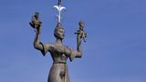 Mit der "Imperia" hat der Bildhauer Peter Lenk der Stadt Konstanz einen Streich gespielt. Die Statue, eine üppige Edelkurtisane aus Beton, wollte der Gemeinderat nicht haben. Lenk aber schmuggelte die 18 Tonnen Skulptur auf einer Fähre in den Hafen und baute sie noch mitten in der Nacht auf. Es gab viele Proteste. Die Imperia sei anstößig und obszön. Die Kirche sah den religiösen Frieden gefährdet. In ihrer linken Hand hält die Statue den Papst, rechts den Kaiser – beide nackt. Mittlerweile haben die Konstanzer sie akzeptiert. Sie ist zum Wahrzeichen der Stadt geworden und steht seit 2024 unter Denkmalschutz