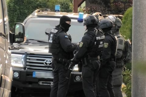 Spezialeinsatzkräfte durchsuchen am frühen Morgen ein Einfamilienhaus im sächsischen Annaberg-Buchholz