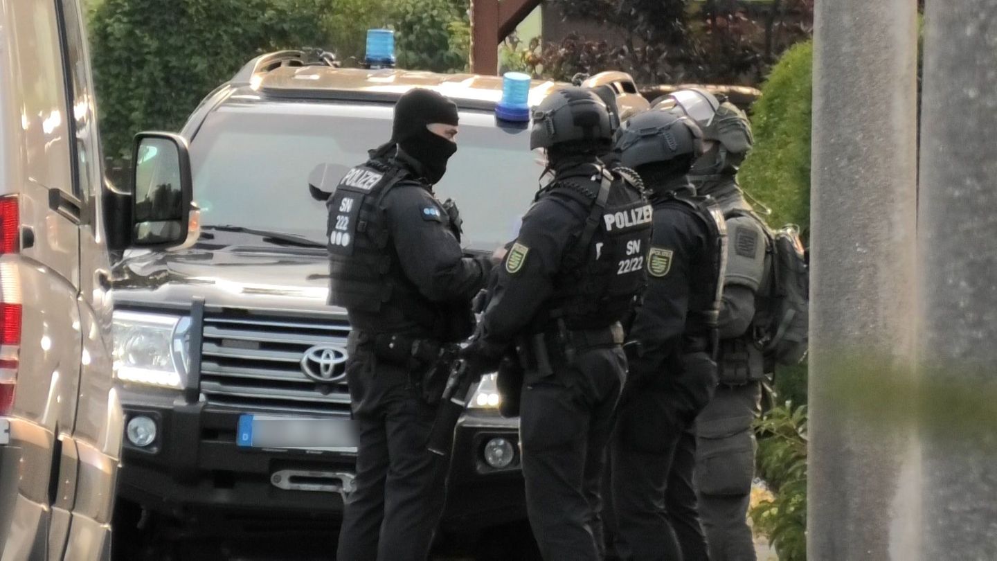 Spezialeinsatzkräfte durchsuchen am frühen Morgen ein Einfamilienhaus im sächsischen Annaberg-Buchholz