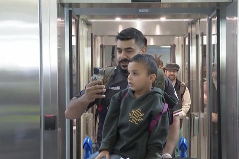 Kinder kommen am Flughafen in San Francisco an