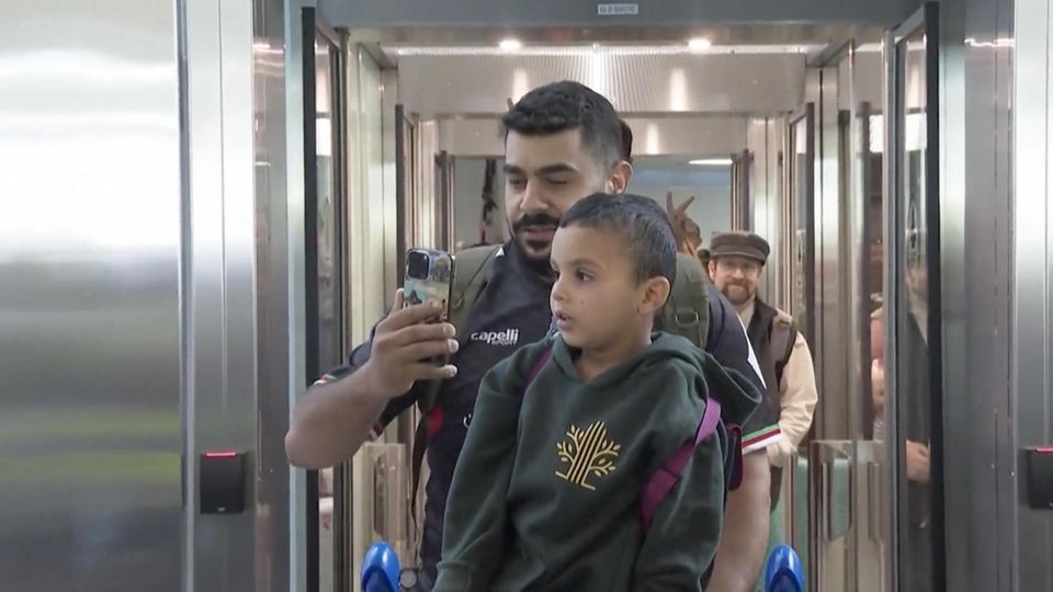 Kinder kommen am Flughafen in San Francisco an