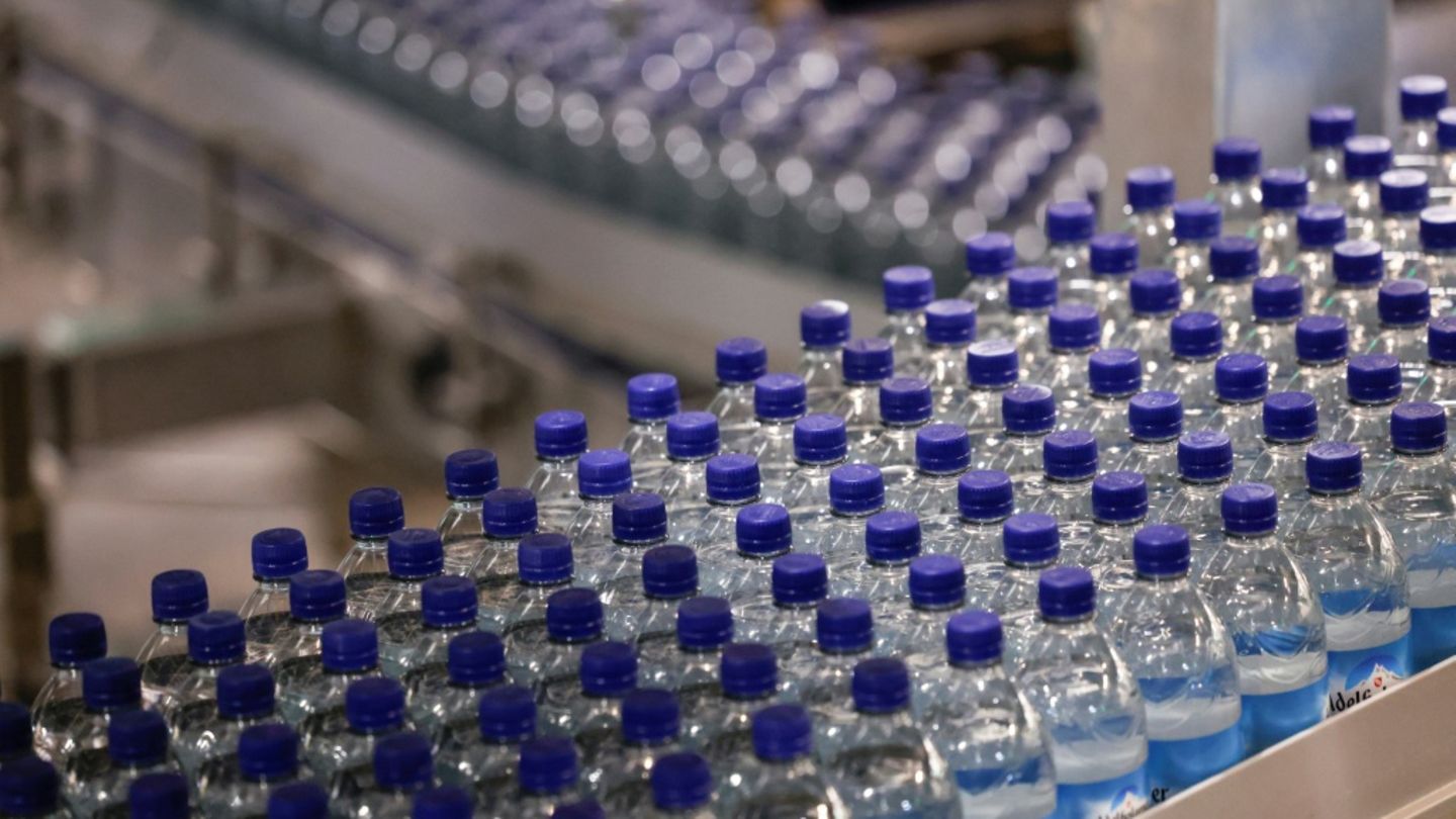 Fertigungsband von Mineralwasserproduzent in Süddeutschland
