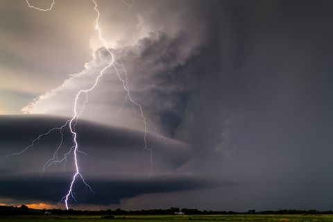 Ein grauer Wolkenhimmel mit Blitzen und Gewitter